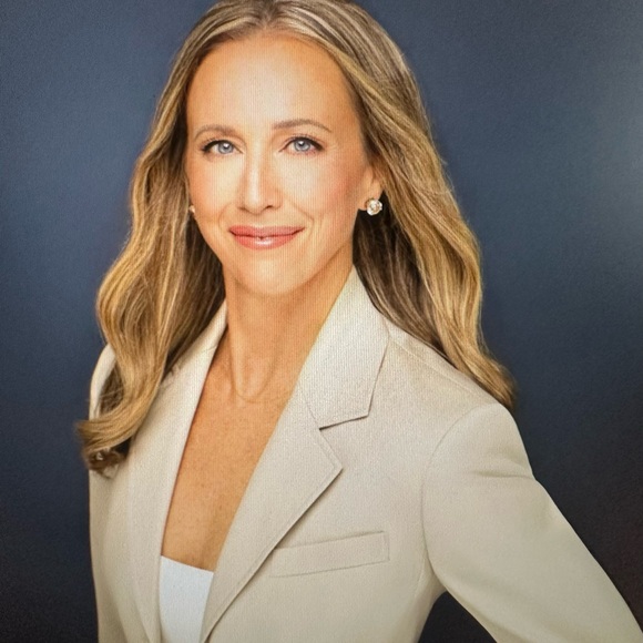 Meet your Posher, Jennifer - Picture 1 of 1